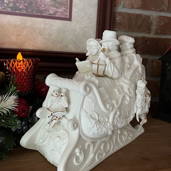 ❤️ Vintage 1980’s Large Christmas
Gold Trim Star Wreath Carolers Sleigh - Picture 5 of 15